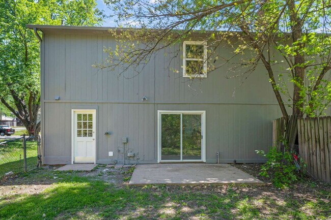 Building Photo - Spacious and updated townhome in Olathe!  1st month is Free!*