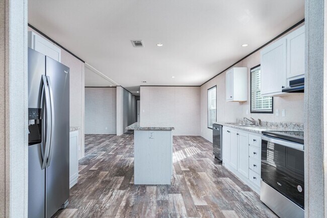 Building Photo - Huge 5 Bedroom 3 Bathroom Hastings Home Located w/ 1 Acre