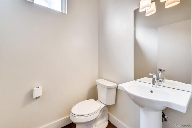 Building Photo - Immediate Availability! Stunning Modern lu...