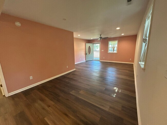 Building Photo - Charming 3 bedroom home located in the heart of Hampstead!