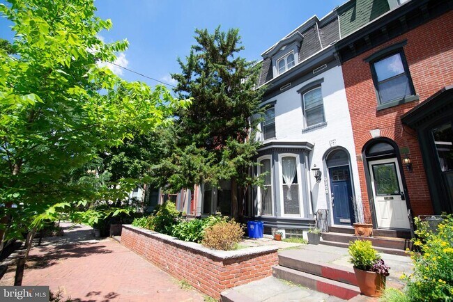 Building Photo - 2211 Bainbridge St