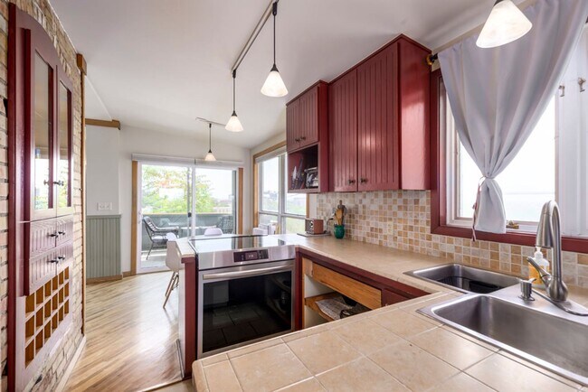 Building Photo - Gorgeous  Home In The Marmalade District O...