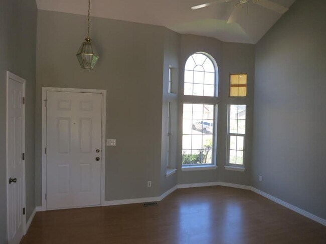 Building Photo - 3 bedroom / 3 bathroom / 3 car garage!