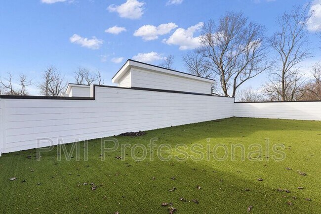 Building Photo - 225 S Bilbro Ave