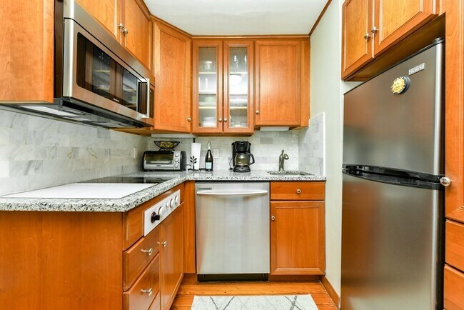Building Photo - 47 Beacon St