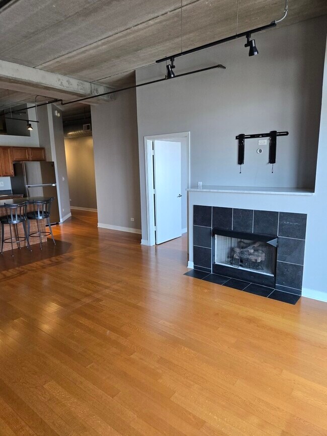 Building Photo - 811 W 15th Pl