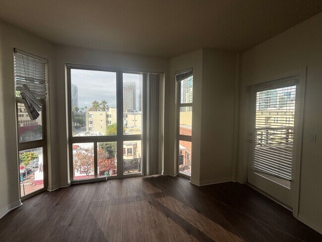 Building Photo - Stunning 2-Bedroom Condo with Panoramic Do...