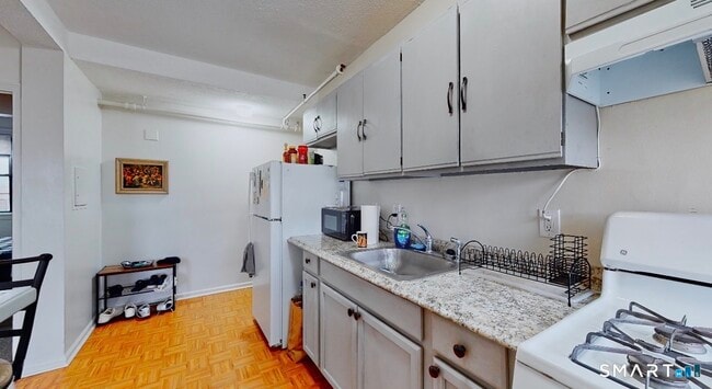 Building Photo - 666 Main St