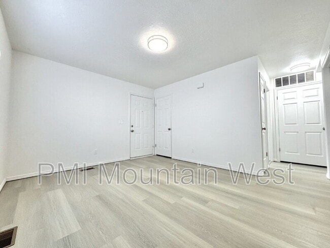 Building Photo - 49 S 200 W