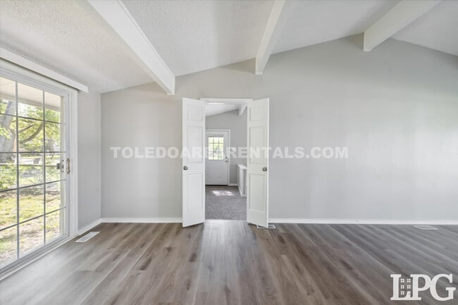 Building Photo - 804 Village Trail