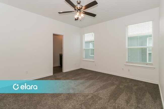 Building Photo - 2219 HORNBEAM ST