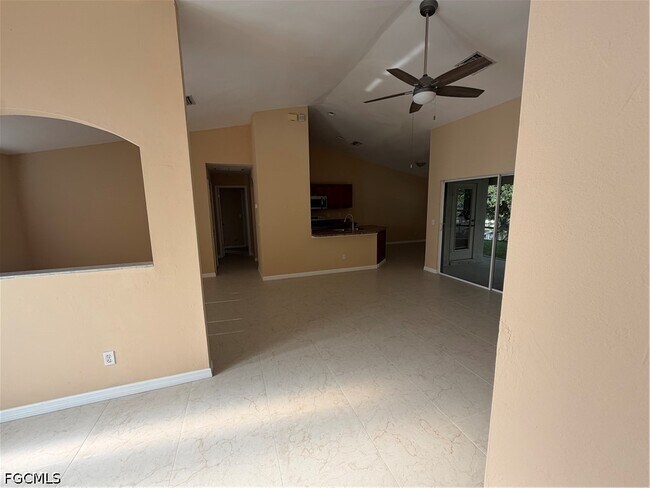Building Photo - 905 SW 8th Ct