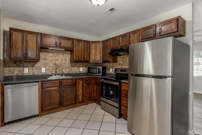 Building Photo - 110 Greenwood Cir