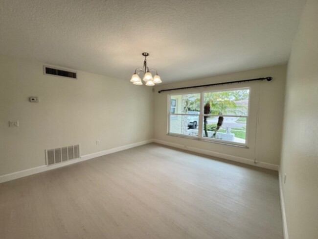 Building Photo - Gorgeous 4 Bedroom, 2 Bathroom Updated Hom...