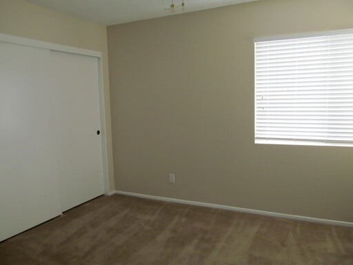 Building Photo - Spacious home/townhome in wonderful neighb...