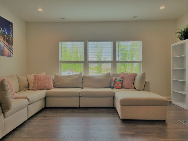 Building Photo - Beautiful end unit townhouse in Cosby Village with loads of extras.
