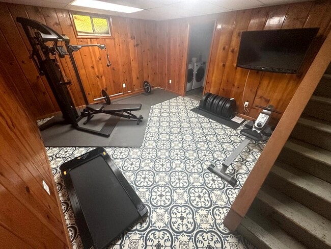 Building Photo - Charming Fully Furnished Bungalow Rental w...