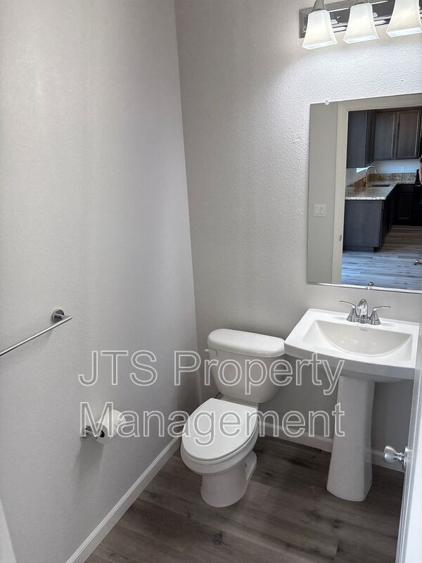 Building Photo - 5 Oak Manor Way