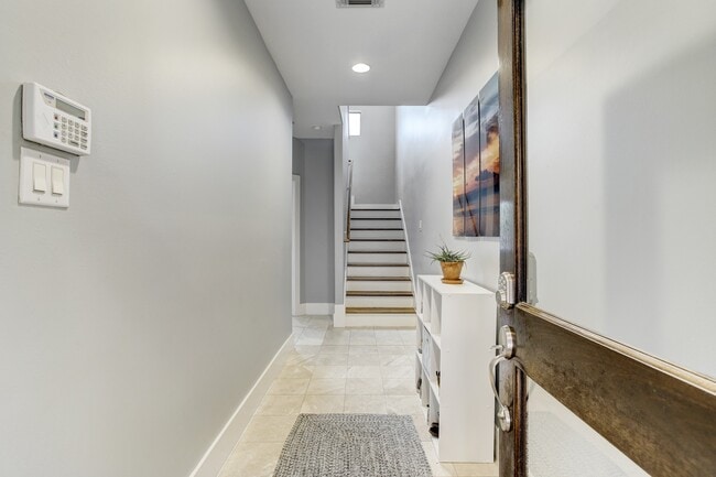 Building Photo - 408 Parker St