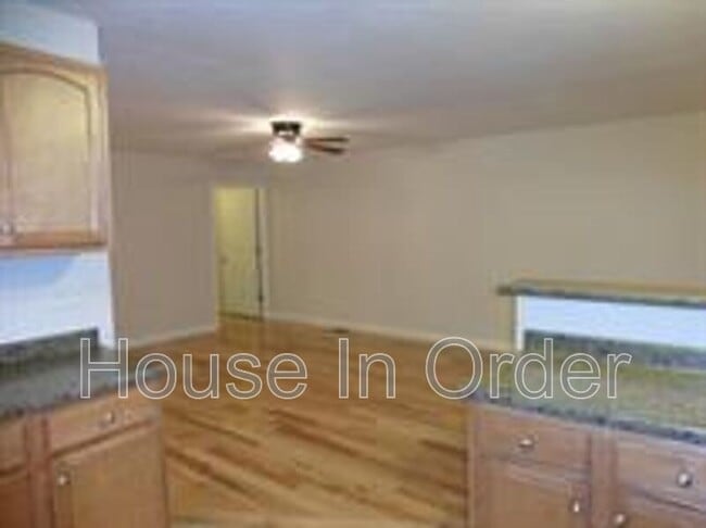 Building Photo - 15-1 Howards Row Place