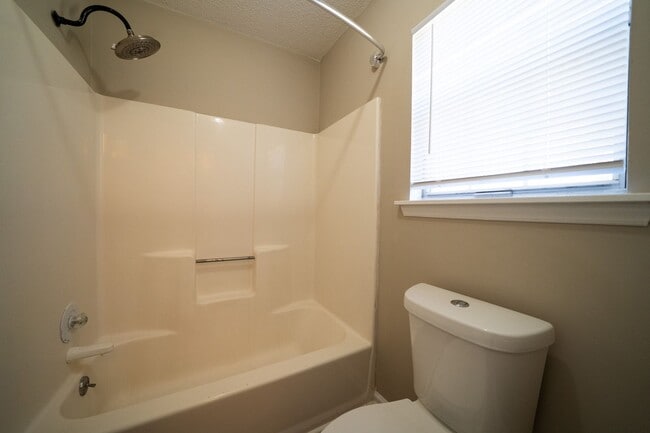 Building Photo - Heather Glen - 2 Story - 3 bed, 2 1/2 bath