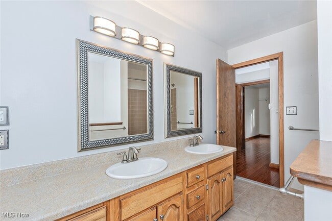 Building Photo - 6235 Sunnywood Dr