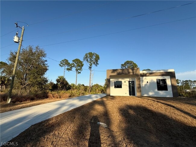 Building Photo - 133 Nacelle Ave S