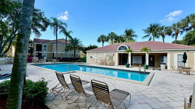 Building Photo - 977 Riverside Dr