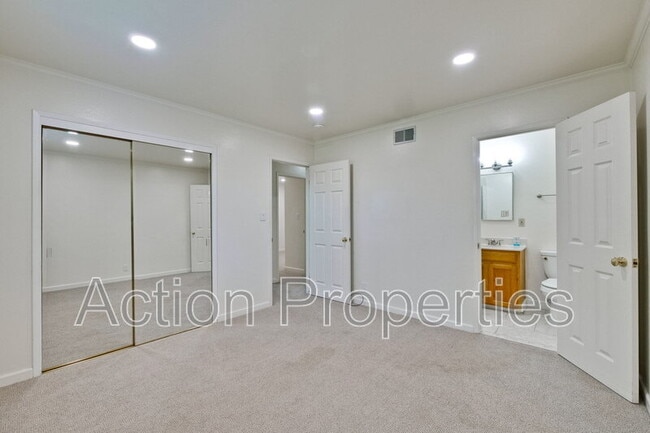 Building Photo - 1128 Kentwood Ave