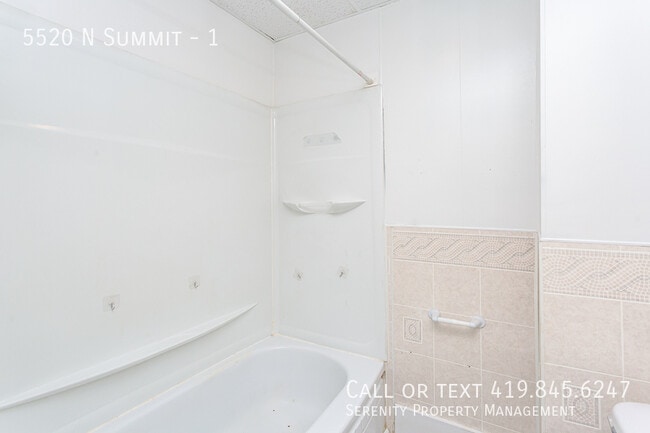 Building Photo - Newly Renovated 2-bdrm Lower Unit Availabl...