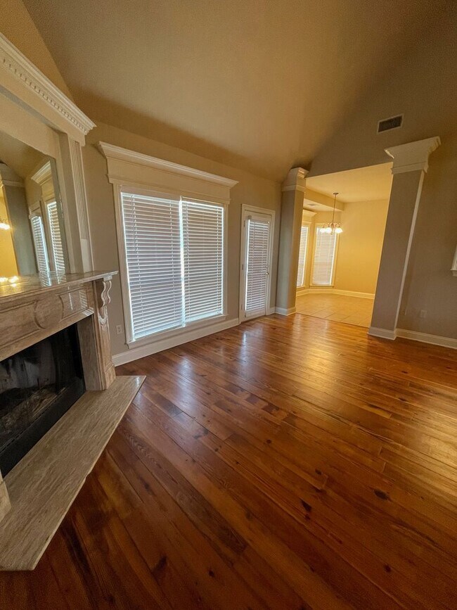 Building Photo - 3 BEDROOM HOUSE!