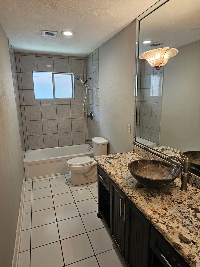 Building Photo - 2701 Henderson Ln