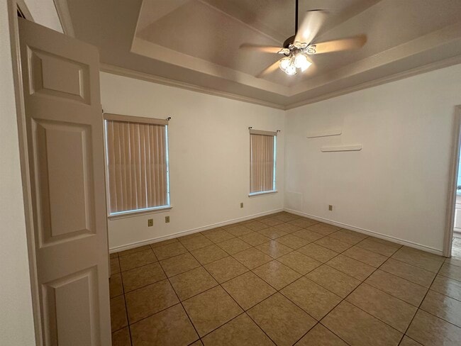 Building Photo - 302 Echo Valley Dr