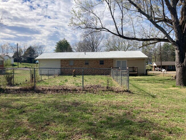 Building Photo - 3-bedroom, 2-bathroom home is located on a dead-end street, offering privacy while still being co...