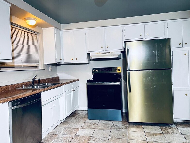 Building Photo - 25323 Orchard Lake Rd