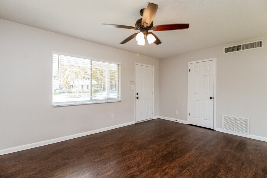 Building Photo - 2843 Kinnon Dr