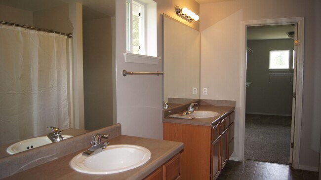 Building Photo - Lovely, upgraded DuPont home