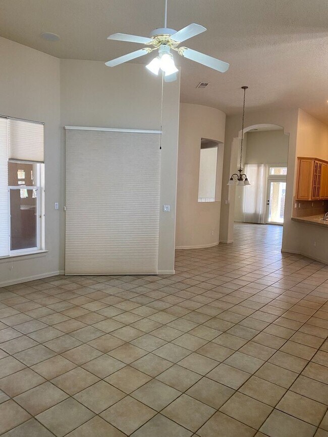 Building Photo - Beautiful 4 bedroom 3.75 bath in gated com...