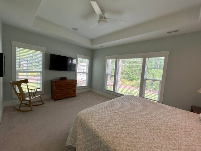 Building Photo - Beautifully appointed furnished 4 bedroom ...