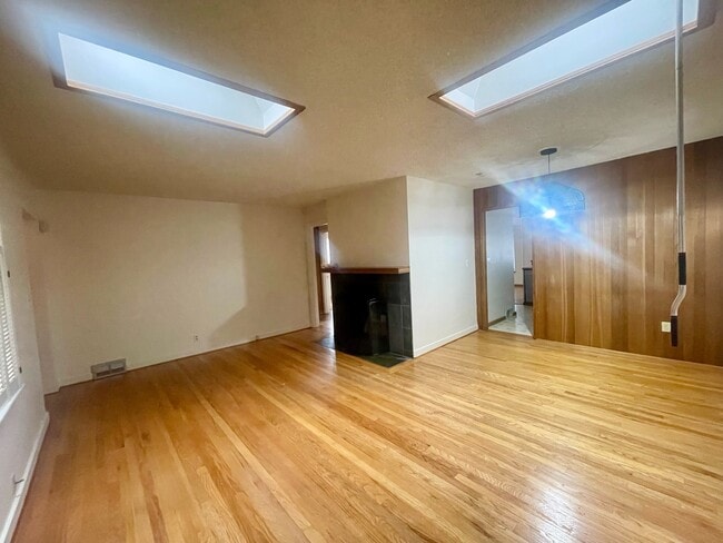 Building Photo - 3245 31st Ave W