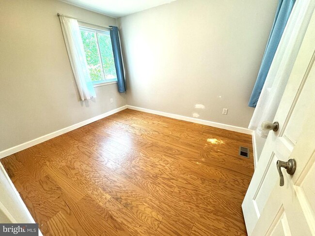 Building Photo - 18 Goshawk Ct