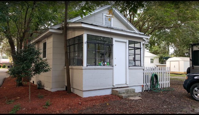 Building Photo - 617 End Dr