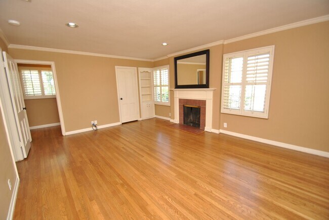Building Photo - Stunning Colonial Revival in Bixby Knolls