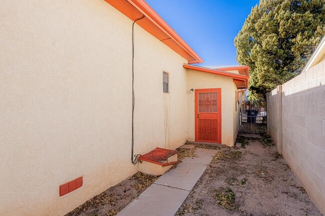 Building Photo - 624 Adams St NE