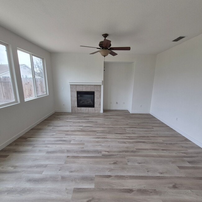 Building Photo - New Flooring throughout; Nice Elk Grove 3 bedroom home! Single story