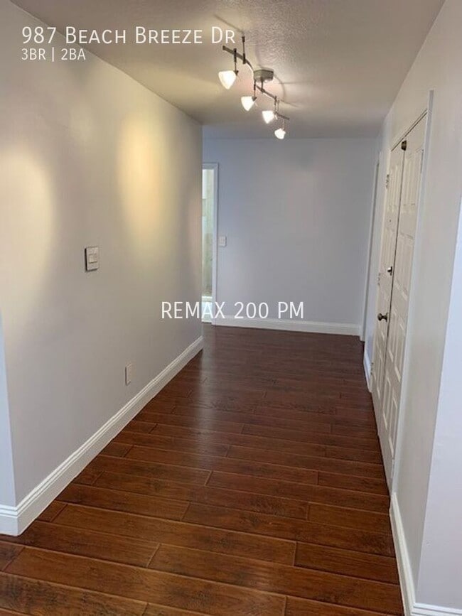 Building Photo - 987 Beach Breeze Dr