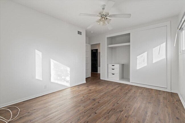 Building Photo - 336 W Hillcrest Blvd