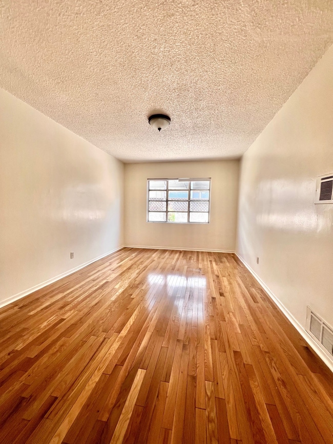 Bedroom - 1342 Yale St