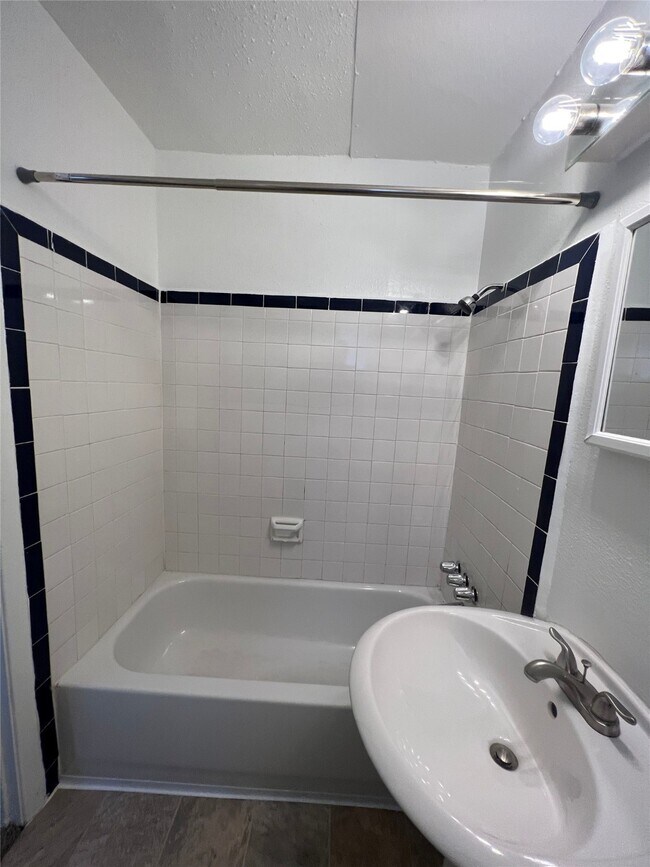 Building Photo - 5415 Scott St