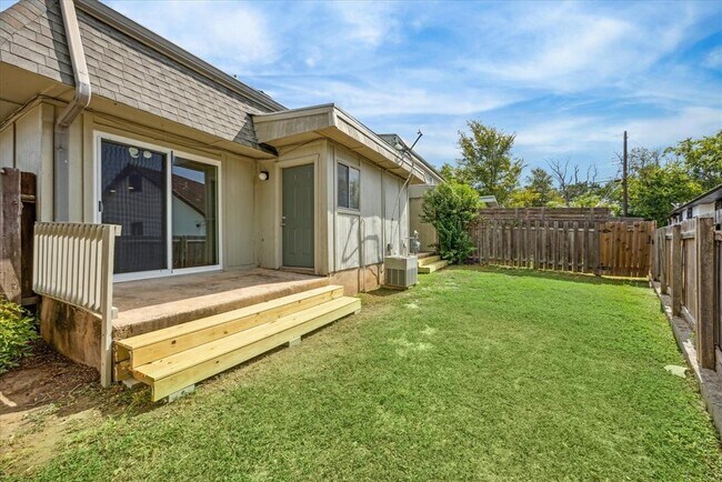 Building Photo - 807 Castle Ridge Rd